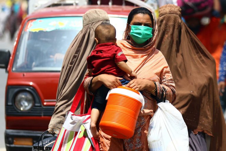 Coronavirus, l’Oms consiglia al Pakistan il lockdown: l’epidemia è in piena espansione