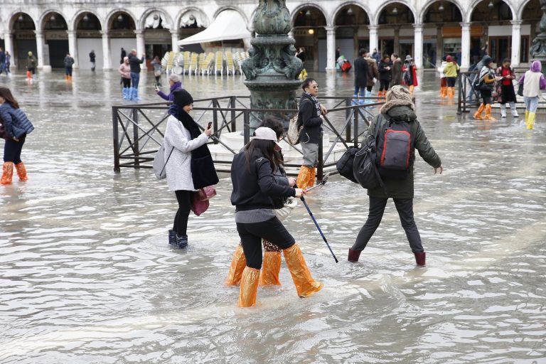 Maltempo, forti piogge la Nord: acqua alta a Venezia, allerta in Lombardia a Friuli