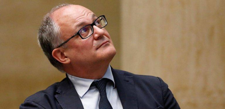 Fase 3, il ministro Gualtieri semplifica (troppo): “La vostra banca ritarda l’erogazione dei prestiti? Cambiate istituto di credito”