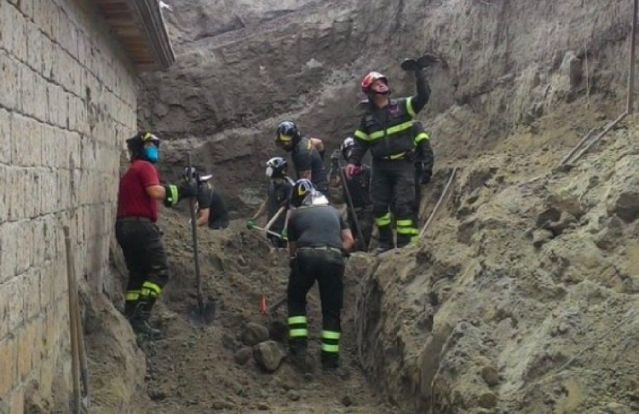 Napoli, crolla un muro di contenimento: morti due operai