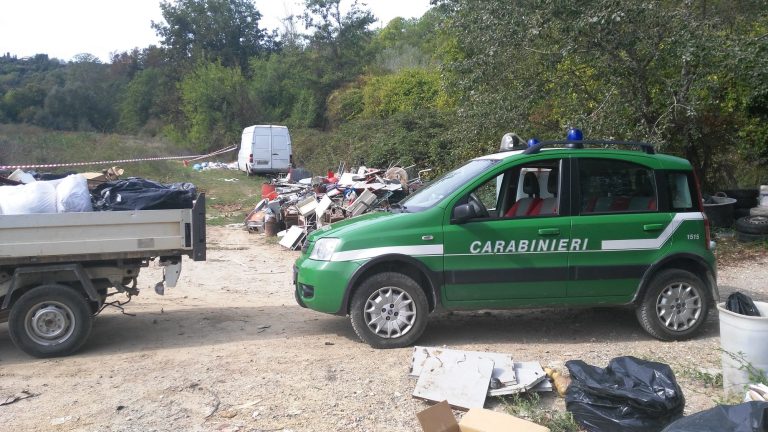 Toscana, i carabinieri sequestrano 24mila tonnellate di rifiuti speciali tra Pisa e Firenze utilizzati per concimare terreni di granoturno