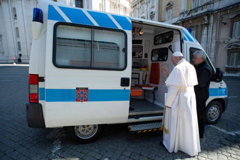 Roma, Papa Francesco dona un’ambulanza per i poveri della Capitale