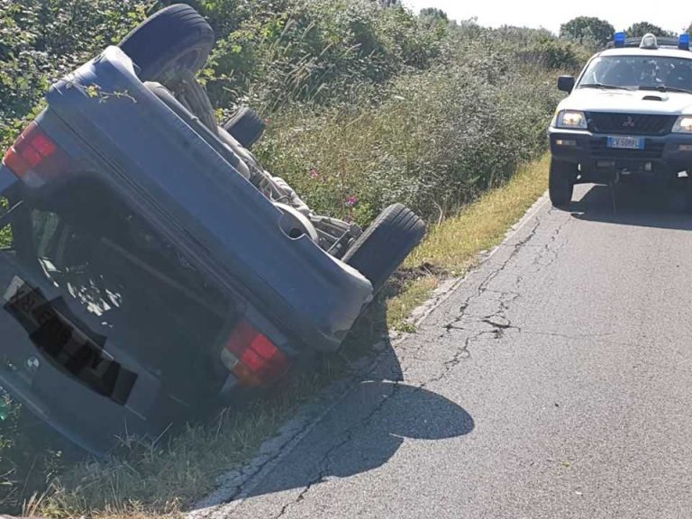 Perde il controllo dell’auto ed esce fuori strada