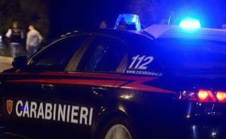 Lido di Camaiore (Lucca), si fanno un selfie su un’auto dei carabinieri: 6 giovani denunciati