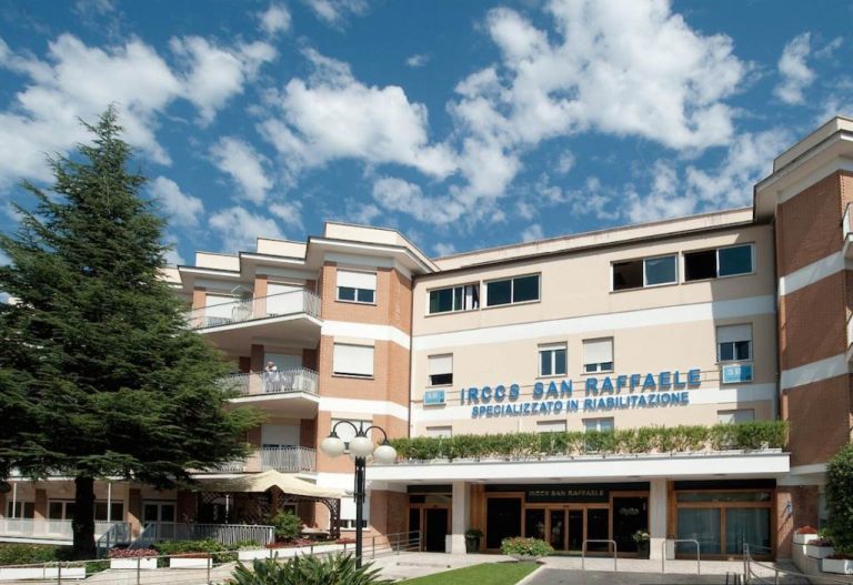 Roma, focolaio di Covid al San Raffaele: l’ospedale smentisce “non sono stati i nostri operatori la causa del contagio”