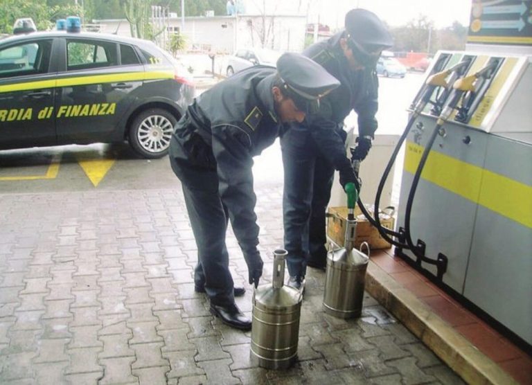 Pisa, truffa sulle accise dei carburanti: 12 persone in manette