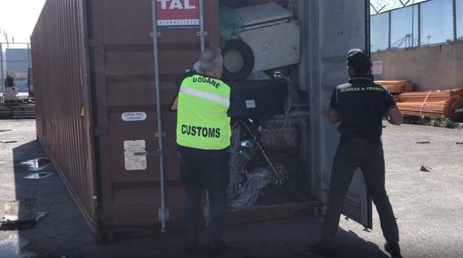 Genova, la Finanza sequestra 130 tonnellate di rifiuti pericolosi: denunciate 16 persone