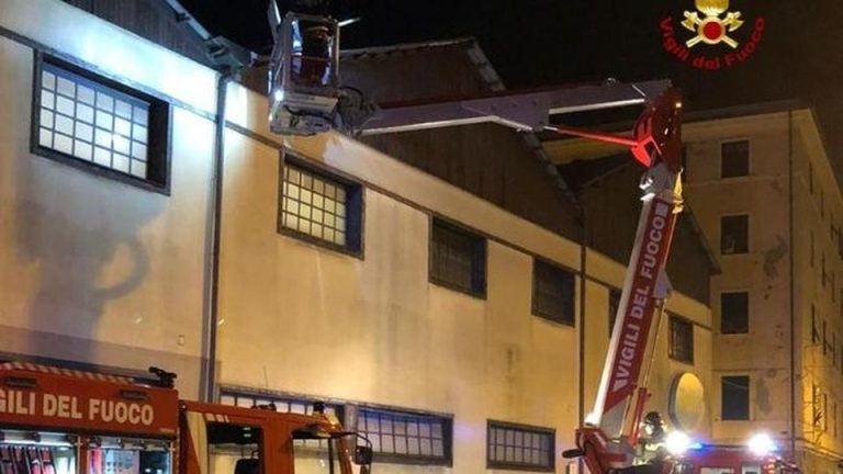 Genova, tromba d’aria scoperchia il tetto di un capannone