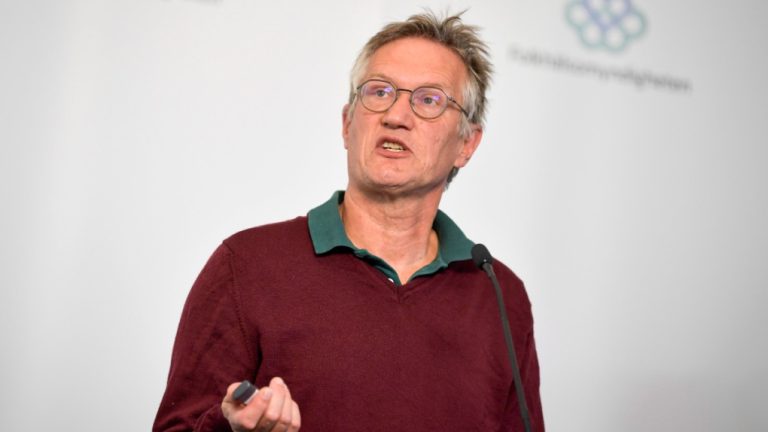 Coronavirus, l’autocritica dell’epidemiologo svedese Anders Tegnell: “Dovevamo adottare più restrizioni”