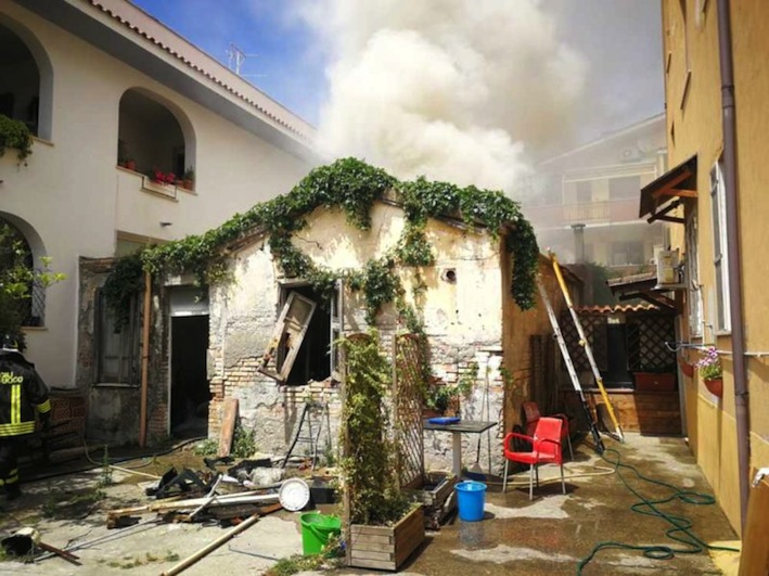 Edificio in fiamme al Messico: pompieri al lavoro a Ladispoli