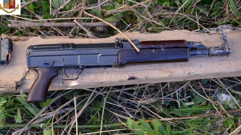 Agrigento, la polizia ha rinvenuto un Ak47 Kalashinkov e numerose munizioni da guerra in un nascondiglio nelle campagne di Castrofilippo e Favara