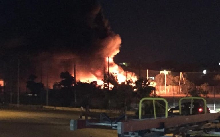 Lampedusa, in fiamme i vecchi barconi utilizzati dai migranti