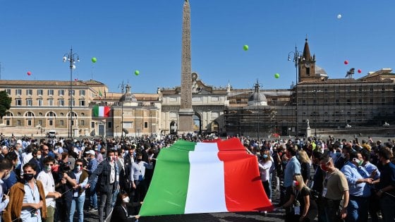 Roma, in piazza del Popolo al via il corteo del centrodestra con Salvini e la Meloni