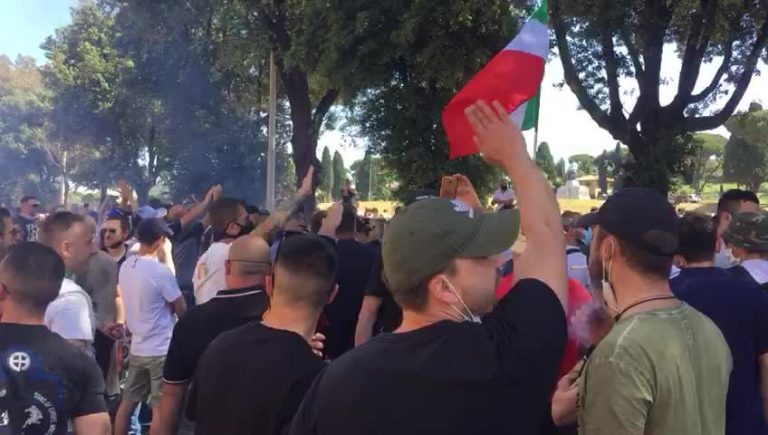 Roma, incidenti tra l’Aventino e il Circo Massimo: un gruppo di giovani vestiti di nero ha aggredito altri manifestanti