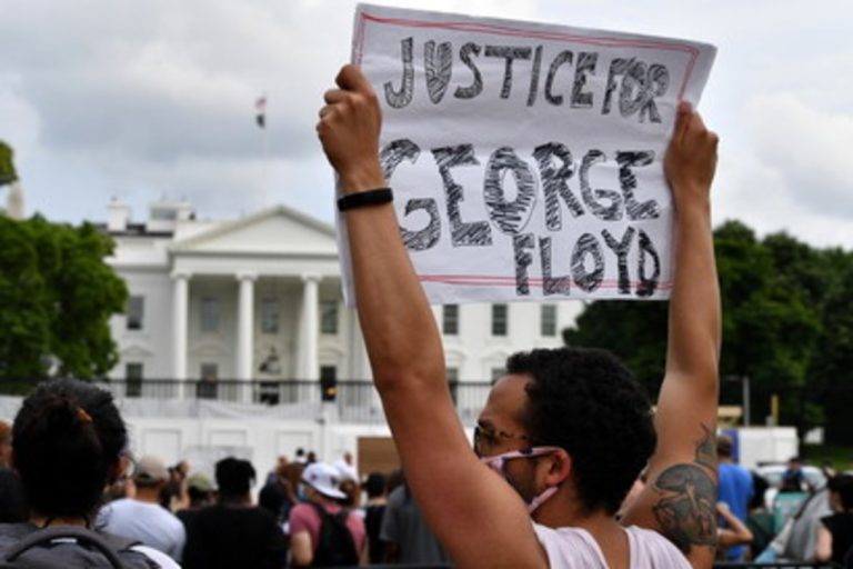 Usa, nei giorni scorsi il presidente è stato Trump portato per diverse ore nel bunker sotterraneo della Casa Bianca per la forte protesta davanti alla residenza