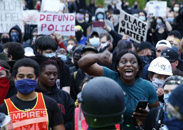 Usa, decima notte di proteste in diverse città per l’omicidio di George Floyd