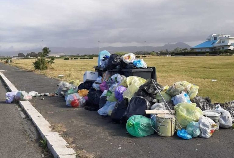 La città trasformata in una discarica