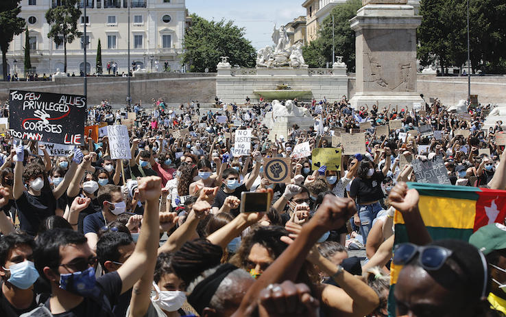 Roma dice no al razzismo in piazza del Popolo: omaggio al martirio di George Floyd