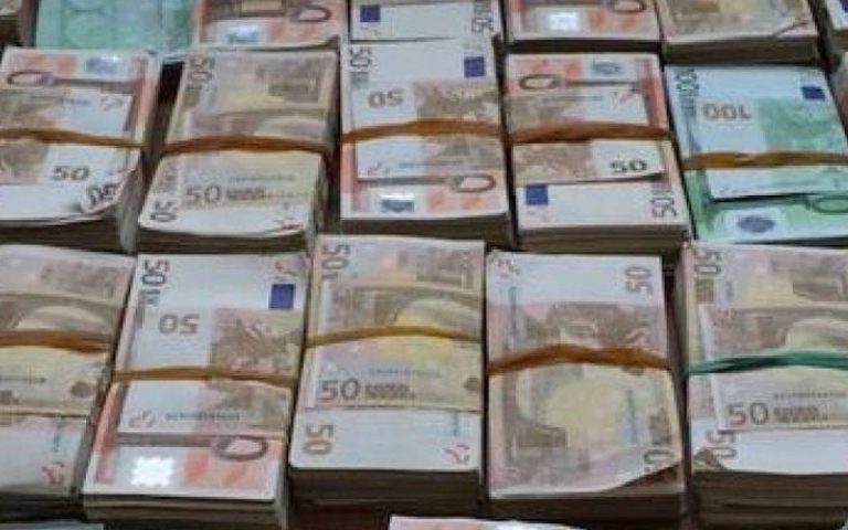 Milano, scoperto dalla polizia il “tesoro” dei narcos: 28 scatoloni con 15 milioni di euro