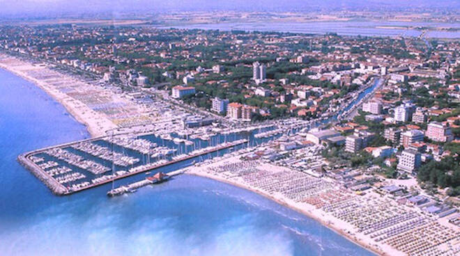 Milano Marittima (Cervia):  è vietato girare in costume da bagno e a torso nudo. Off limits anche partecipare ad addii al celibato o nubilato