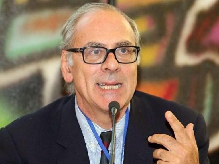 Coronavirus, parla il professore Stefano Vella dell’Università Cattolica di Roma: “Stabile a me non piace per niente come situazione epidemica. La stabilità che caratterizza l’andamento della curva epidemica di Covid-19 in Italia è un brutto segno, perché così il virus è certo che ritorna”