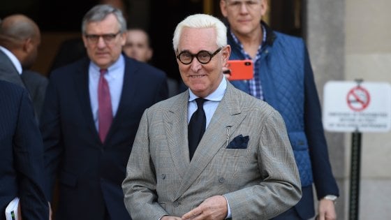 Usa, il presidente Trump concede la grazia per il suo ex consigliere politico Roger Stone coinvolto nel ‘Russiagate’