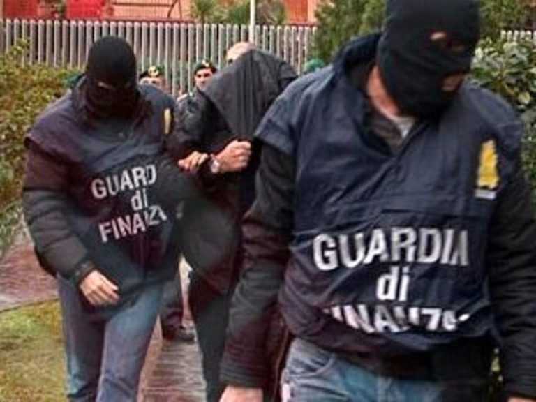 Busto Arsizio (Varese), arrestate cinque persone colluse con la ‘ndrangheta tra cui un consigliere comunale