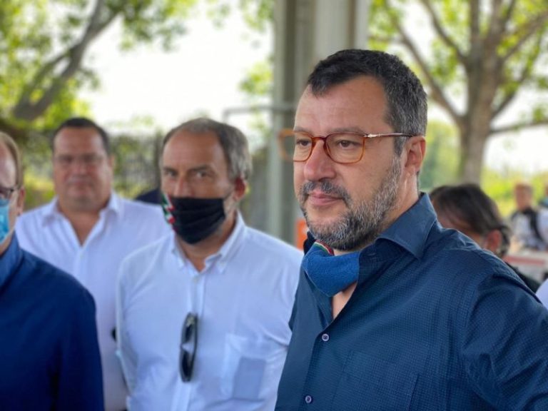 Roma, Matteo Salvini visita il deposito Atac alla Magliana adiacente al campo rom