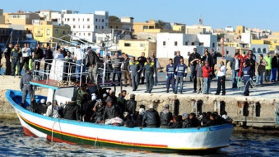 Lampedusa, ancora sbarchi di migranti. Il ministro Lamorgese manda i militari
