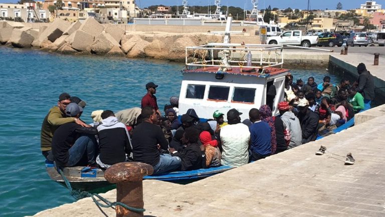 Lampedusa, nuovi sbarchi di almeno cento migranti