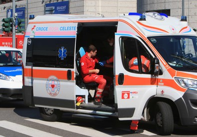 Milano, 23enne del Salvador accoltellato su un bus nel quartiere Lambrate