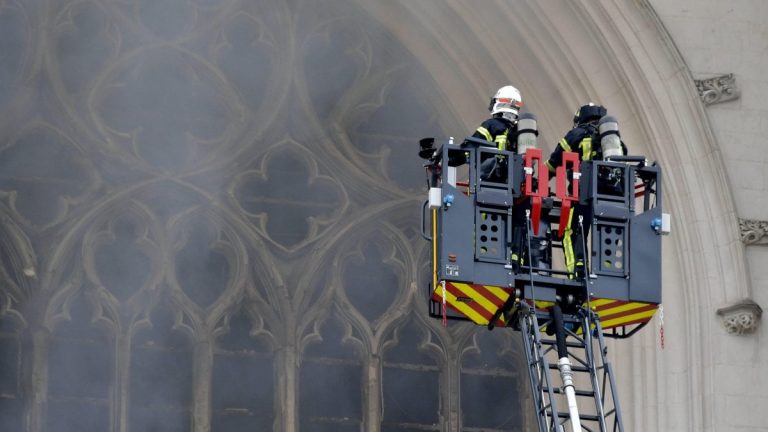 Francia, il volontario confessa di aver appiccato l’incendio alla cattedrale di Nantes