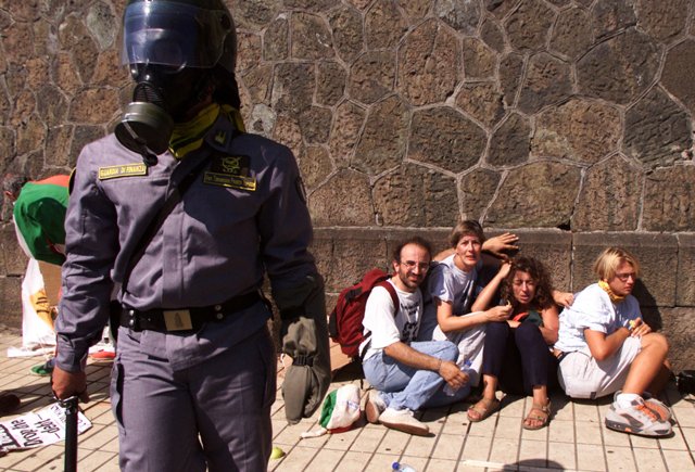 A 19 anni dalle violenze della polizia nella scuola Diaz di Genova esce un libro destinato a far discutere