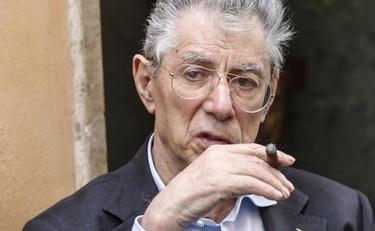 Varese, ricoverato Umberto Bossi nel reparto di Gastroenterologia. Il figlio Renzo rassicura: “Si tratta solo di controlli”