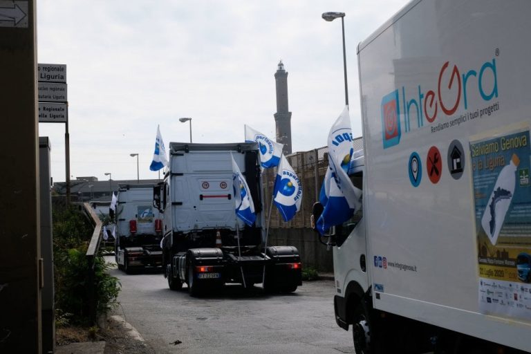Genova, al via il corteo dei tir che protestano contro la paralisi dei trasporti