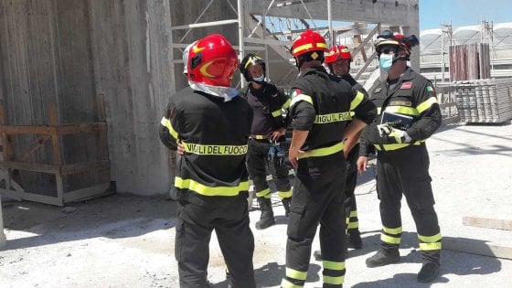 Roma, tragedia in un cantiere edile in piazza Cerva: due operai muoiono dopo un volo di venti metri