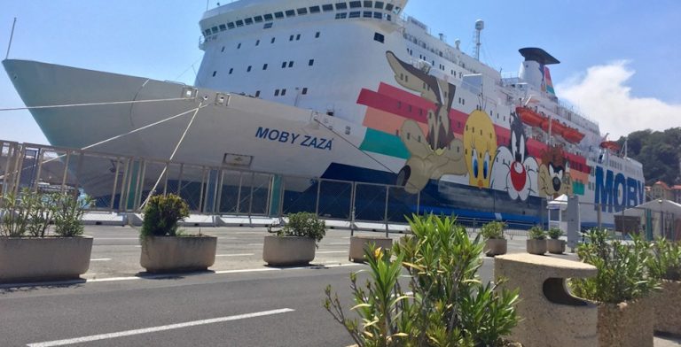 Agrigento, test con il tampone per i 169 migranti sbarcati dalla Moby Zara