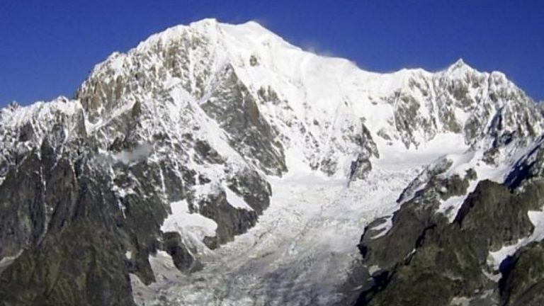 Monte Bianco, alpinista francese muore dopo essere precipitato per 400 metri