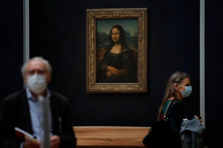 Francia, dopo quattro mesi riapre il Museo del Louvre con rigide misure sanitarie