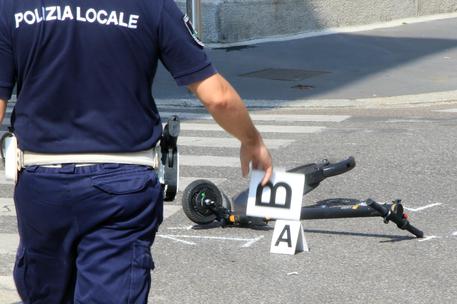 Milano, incidente tra furgone e una donna su un monopattino elettrico: è grave in ospedale