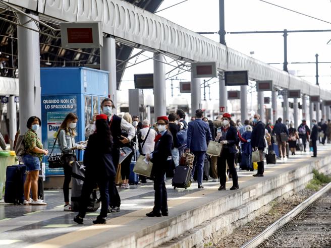 Milano, donna di 82 anni è finita sotto un treno alla Stazione Centrale: è morta poco dopo in ospedale