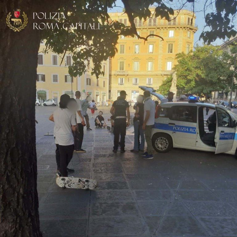 Roma, blitz dei vigili urbani contro 16 skaters in piazza della Chiesa Nuova