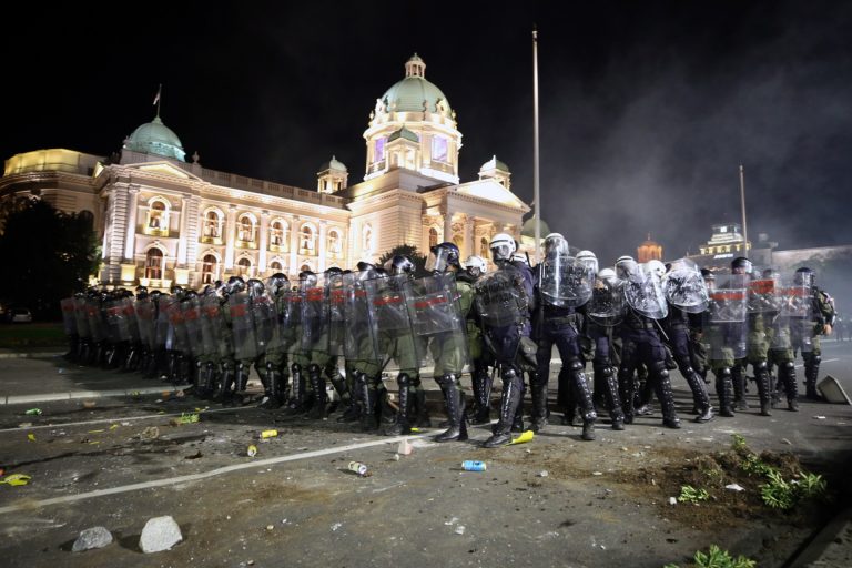 Belgrado: è tornata la calma dopo i violenti scontri della scorsa notte: decine i feriti