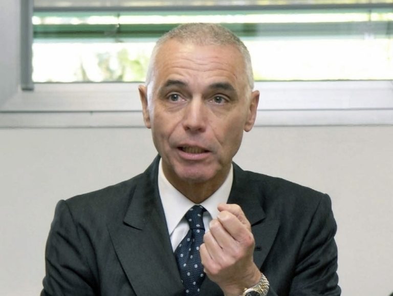 Coronavirus, parla il virologo Giorgio Palù: “Non è ancora arrivato il momento di togliere la mascherina, va sempre mantenuta se non si può garantire la giusta distanza. E in particolare la sera, quando ci si riunisce in condizioni ravvicinate, al bar o per la movida”