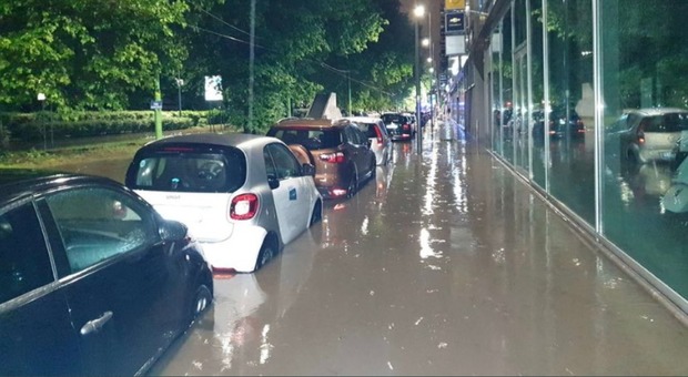 Milano, violento nubifragio sulla città: esondato il fiume Seveso