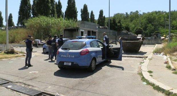 Roma, ferita alla gola una donna di 47 anni nel campo rom di via Candoni