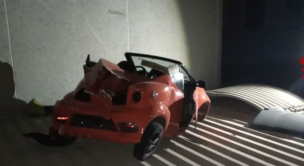 Roma, microcar finisce in una scarpata a Fontenuova: illeso il conducente