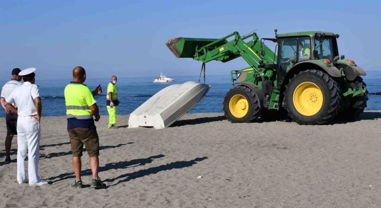 Fiumicino, rimossi a Focene relitti di barche abbandonate