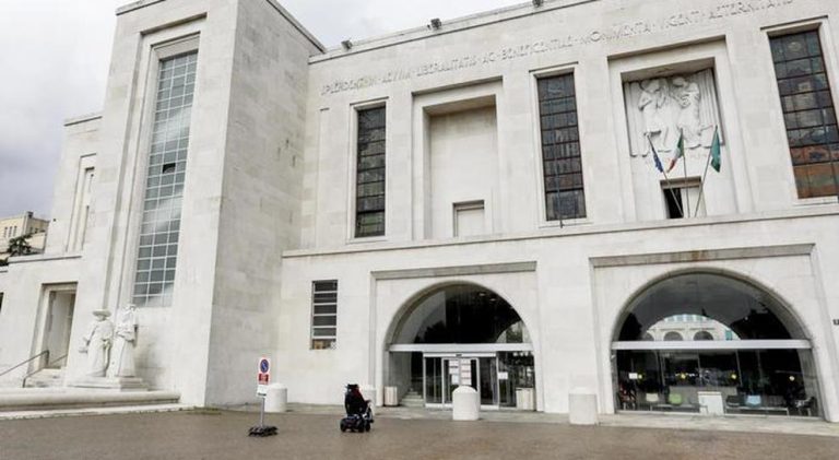 Milano, cade con il motorino e abbandona la ragazza che era con lui in gravissime condizioni