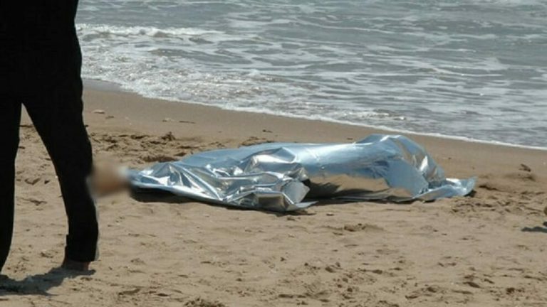 Ostia, rinvenuto il cadavere di un uomo sulla spiaggia vicino lo stabilimento “La Bonaccia”